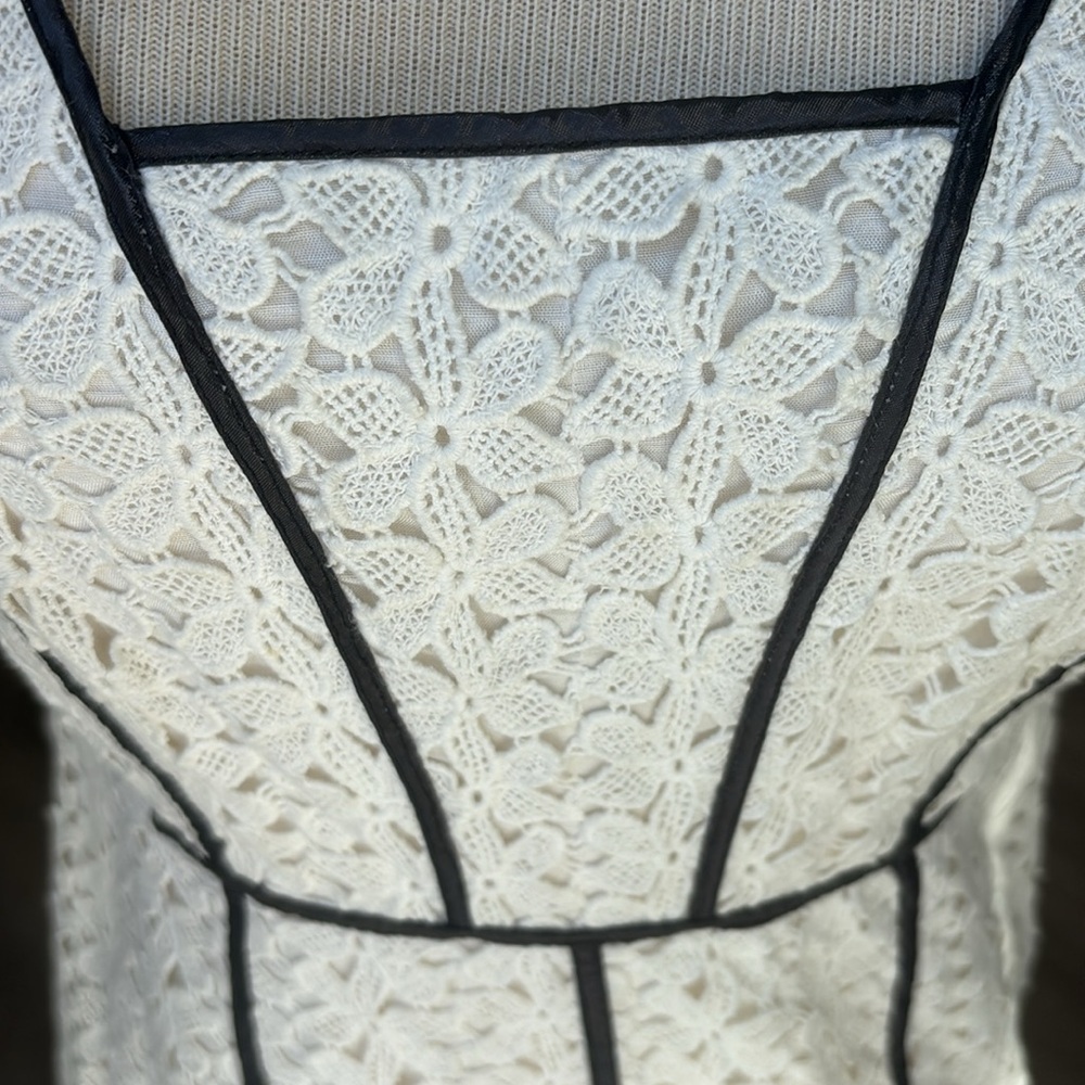 Yoana Barashi beautiful laci dress with black trim - Picture 3 of 5